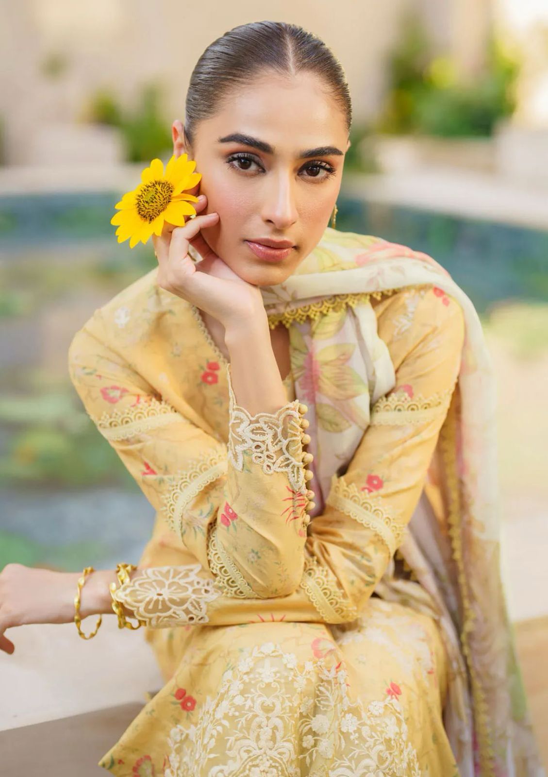 Iznik Luxury Embroidered Lawn 3 Pc SFL-09 SBR
