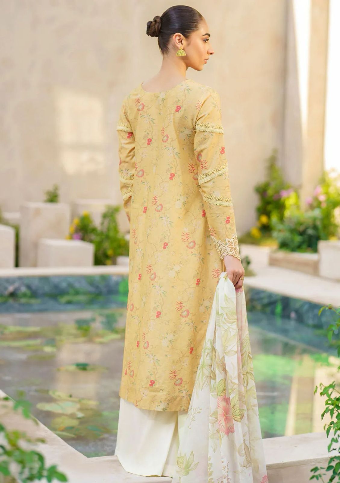 Iznik Luxury Embroidered Lawn 3 Pc SFL-09 SBR